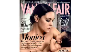 Monica Bellucci a pozat goală, cu bebeluşul ei, pe coperta unei reviste