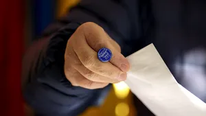 Incidente la vot: preşedintelui unei secţii din Braşov i-a căzut un corp de mobilă în cap