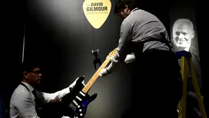 O chitară folosită de David Gilmour pe mai multe albume Pink Floyd, vândută cu 14,5 milioane de dolari