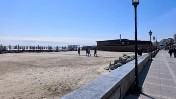 FOTO&VIDEO Minivacanța de 1 Mai pe litoral. Care este atmosfera pe plaja din Mamaia și cât costă un mic