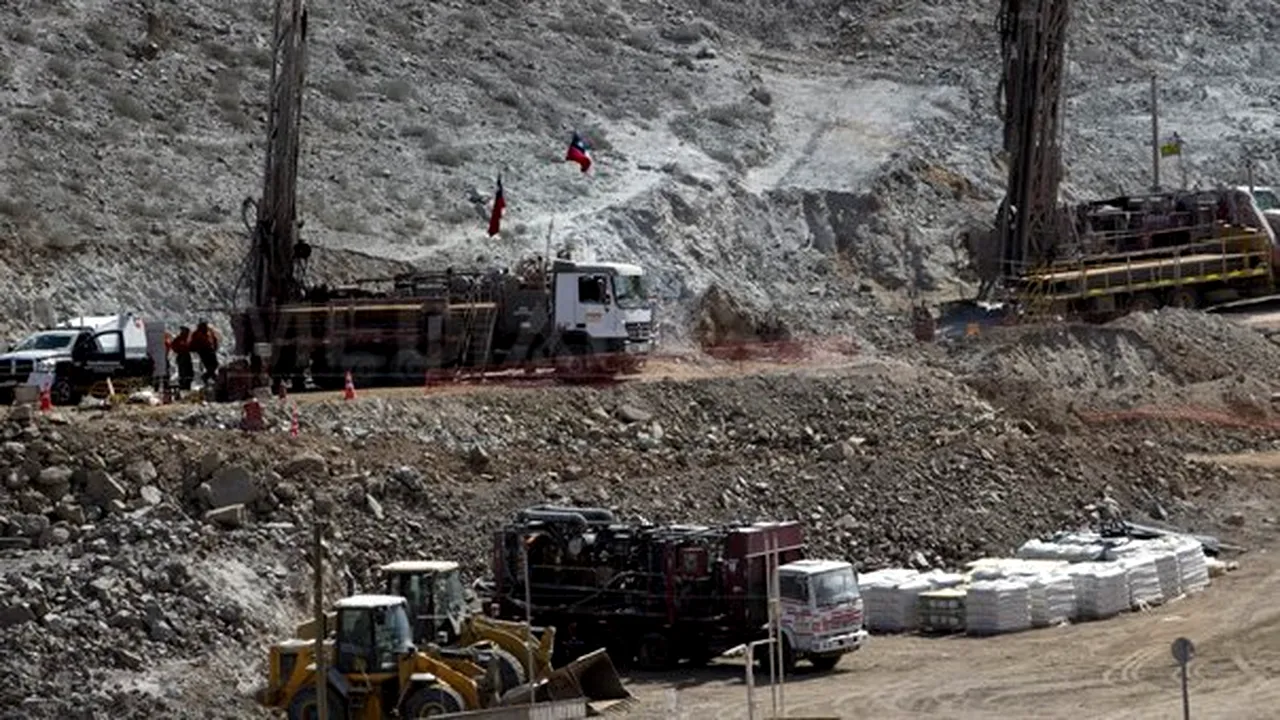 Minerii chilieni blocaţi în subteran au aflat că salvarea lor este o operaţiune de durată