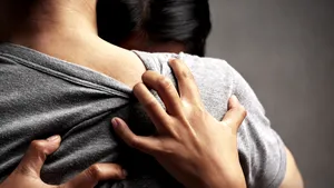„Revenge porn” la Vaslui. Un bărbat care a şantajat o tânără cu poze în ipostaze indecente a fost reţinut