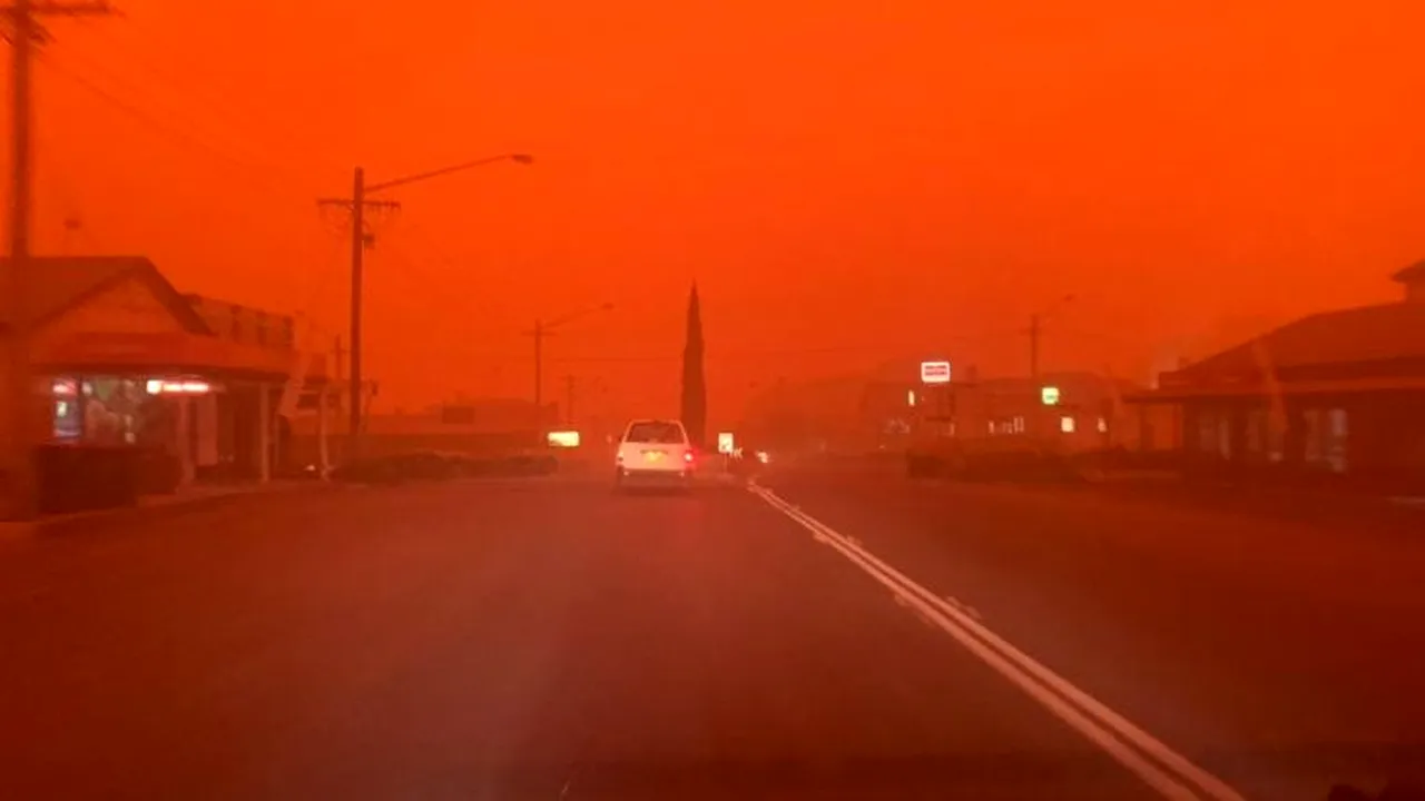 Imagini apocaliptice în Australia: cerul e roşu sângeriu deasupra oraşului Eden. Pompierii spun că au avut cele mai grele 24 de ore de la începerea incendiilor | GALERIE FOTO