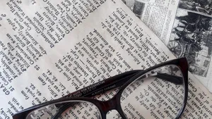 Afacere inedită. O studentă le închiriază colegilor ochelari inteligenți pentru a copia la teste