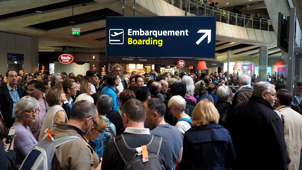 FURTUNILE puternice fac ravagii în vestul Europei: Cel puţin trei persoane au murit/ Trafic aerian, dat peste cap pe mai multe aeroporturi