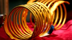 Şef al unui post de poliţie şi patru căutători de comori, cercetaţi sub control judiciar