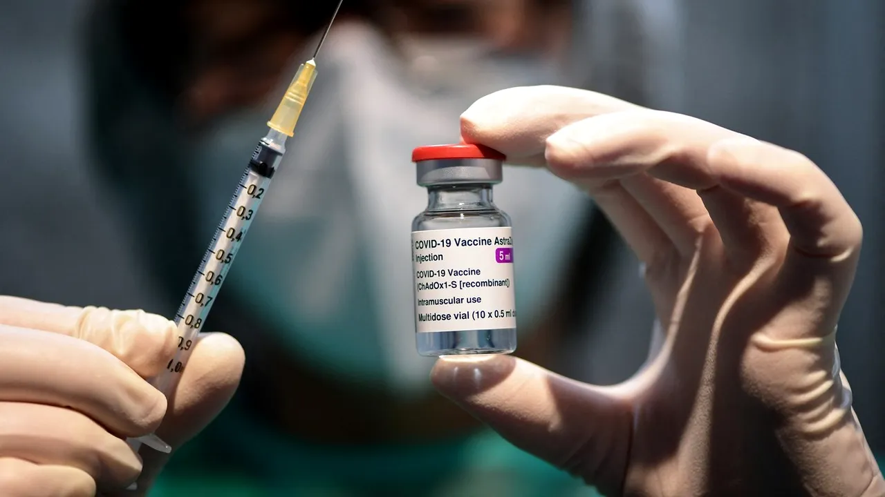 Trei norvegieni au suferit efecte secundare neobişnuite după ce au primit doza de vaccin AstraZeneca. Pentru ce simptome sunt trataţi