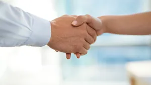 Unui bărbat i-a fost respinsă cererea de cetăţenie germană, după ce a refuzat să dea mâna cu o femeie