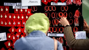 Sfaturi pentru cumpărarea mărţişoarelor. ANPC spune să fim atenţi şi să evităm vânzătorii ambulanţi