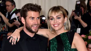Miley Cyrus, pipăită în Barcelona de un fan, care a încercat să o sărute. Cum a reacţionat soţul ei, Liam Hemsworth