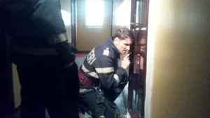 Intervenţie a pompierilor la un copil de 5 ani încuiat în casă. Timp de 45 de minute, militarii şi cadrele medicale au dialogat cu băieţelul, prin uşă, pentru a-l linişti
