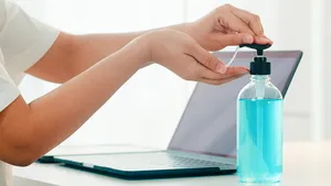 10 reguli importante pentru cei care locuiesc în casă cu un bolnav de COVID-19