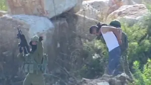 Raid în Ramallah:  trupele israeliene ucid un adolescent. În timpul arestărilor, un soldat îndreaptă mitraliera spre jurnalişti