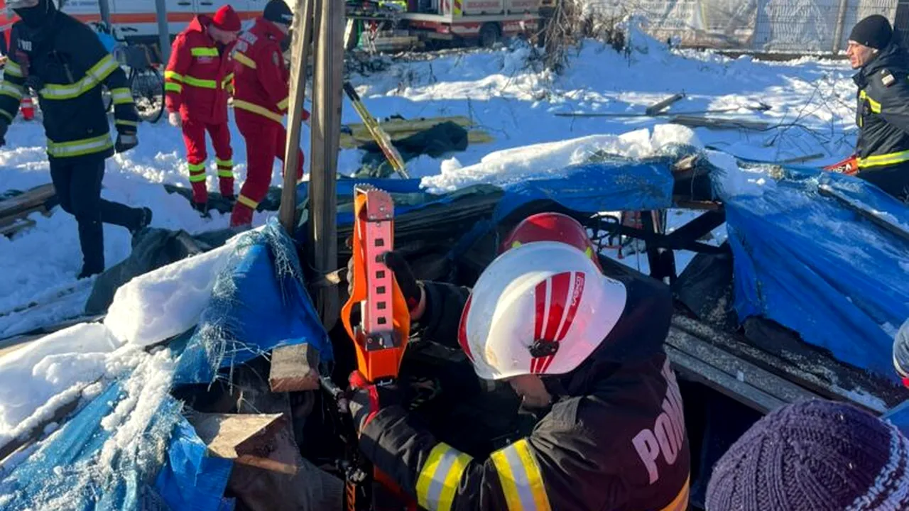 Persoană surprinsă sub acoperișul unei anexe prăbușite în Ploiești. Victima, transportată la spital