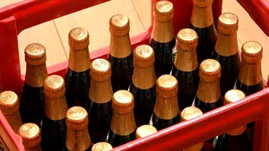 Un român a băut o ladă cu bere ca să „dea afară” vaccinul