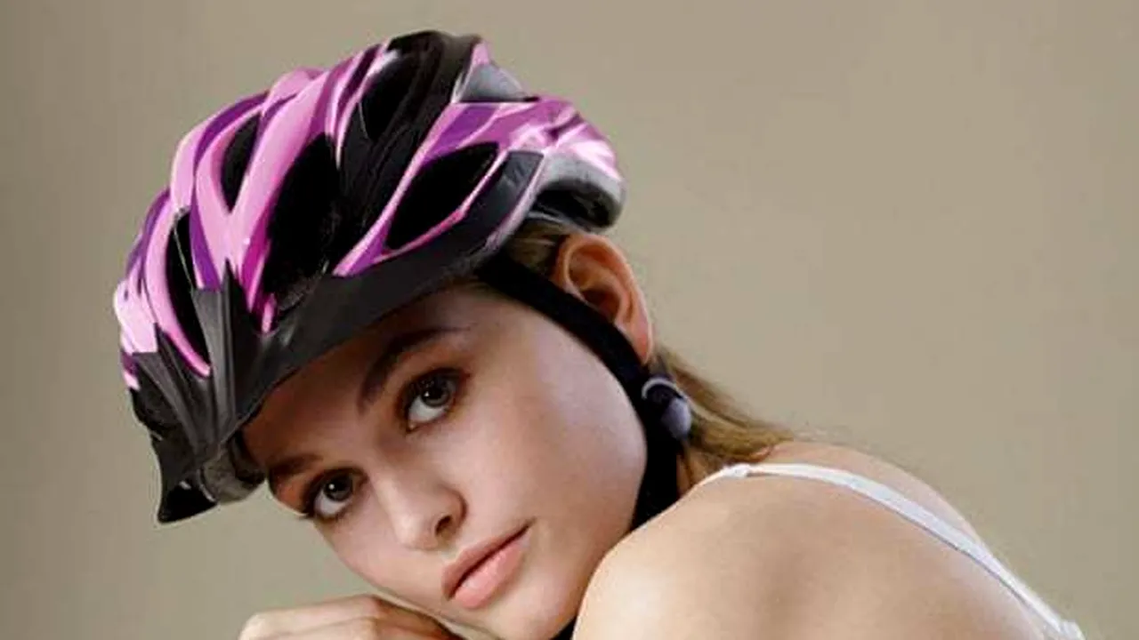 Ministrul german al transporturilor, criticat pentru o reclamă „prea seducătoare” la siguranţa pe biciclete | FOTO