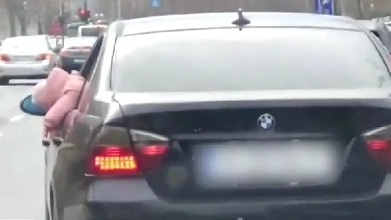 Cazul copilui transportat în maşină aplecat pe geamul deschis: avertisment scris şi puncte penalizare