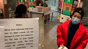 Cine de la cine? Angajaţii unui restaurant din China nu primesc afro-americanii de teamă că vor lua coronavirus
