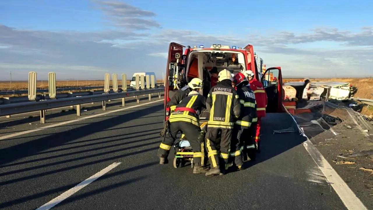 Accident grav pe Autostrada A1, în Arad, între un TIR și un microbuz