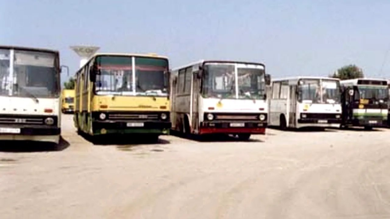 Şofer găsit mort, cu capul prins între uşile autobuzului pe care lucra