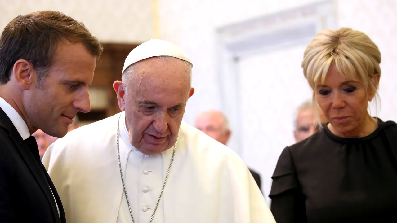 Emmanuel Macron s-a întâlnit la Vatican cu Papa Francisc. FOTO