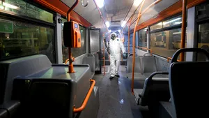 Transportul în comun, după ridicarea stării de urgenţă: Măsurile de protecţie pe care toţi călătorii trebuie să le respecte
