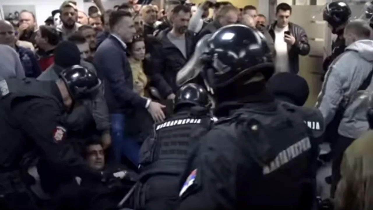 PROTESTE majore în Serbia, în apropierea reşedinţei preşedintelui Aleksandar Vucic/ Jandarmii au folosit gaze lacrimogene | VIDEO