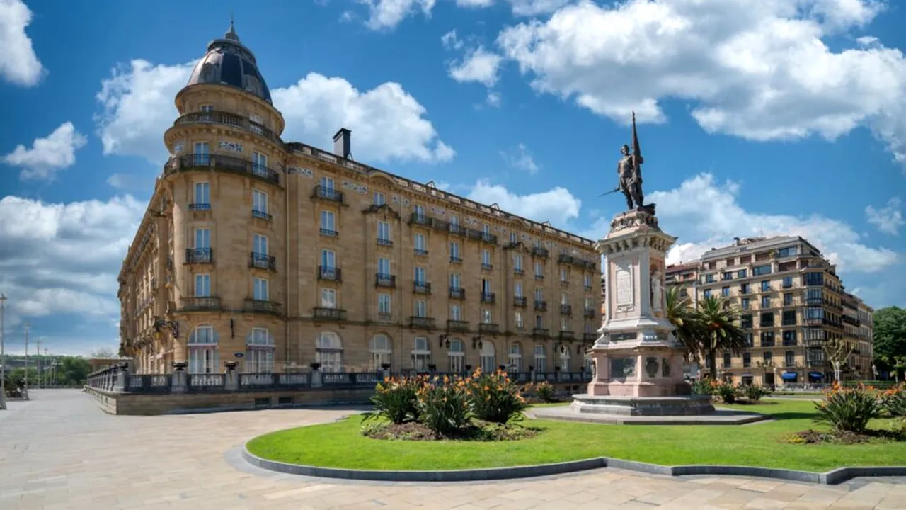 Așa arată hotelul în care se cazează Brad Pitt când vizitează Spania. A fost construit în Belle Époque, iar camerele ajung și la 4.000 de euro pe noapte