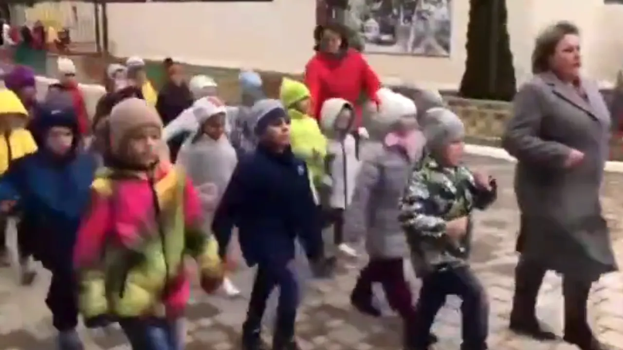 Putin scoate copii de grădiniţă la parada de 9 mai. Imagini de la repetiţii