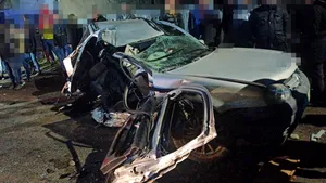 FOTO Accident tragic pe DN 17D, după ce o maşină a lovit un stâlp de electricitate. Un tânăr de 18 ani a murit, iar alţi 3 au ajuns la spital