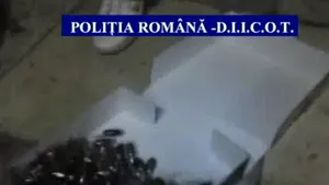 Liderii unei reţele care a introdus în ţară peste 100 de kilograme de droguri, reţinuţi