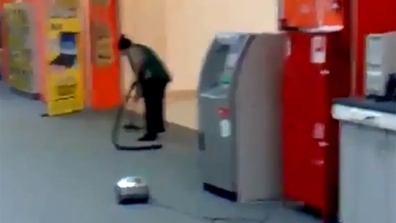 LECŢIE despre cum SĂ NU foloseşti aspiratorul. Ce greşeală a făcut o femeie - VIDEO