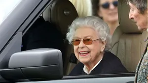 Regina Angliei, zâmbitoare la Royal Windsor Horse Show, după absenţa de la deschiderea Parlamentului