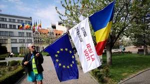 „Ieşi şi votează ca fiii tăi să vină acasă”. Maraton de 500 de kilometri: Un pensionar din Cluj a mărşăluit pe jos până la Bucureşti