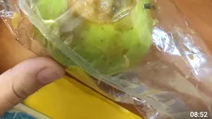 Un nou caz de neglijenţă în şcoli: Cornuri fără termen de valabilitate şi mere stricate, primite de elevii din Teleorman