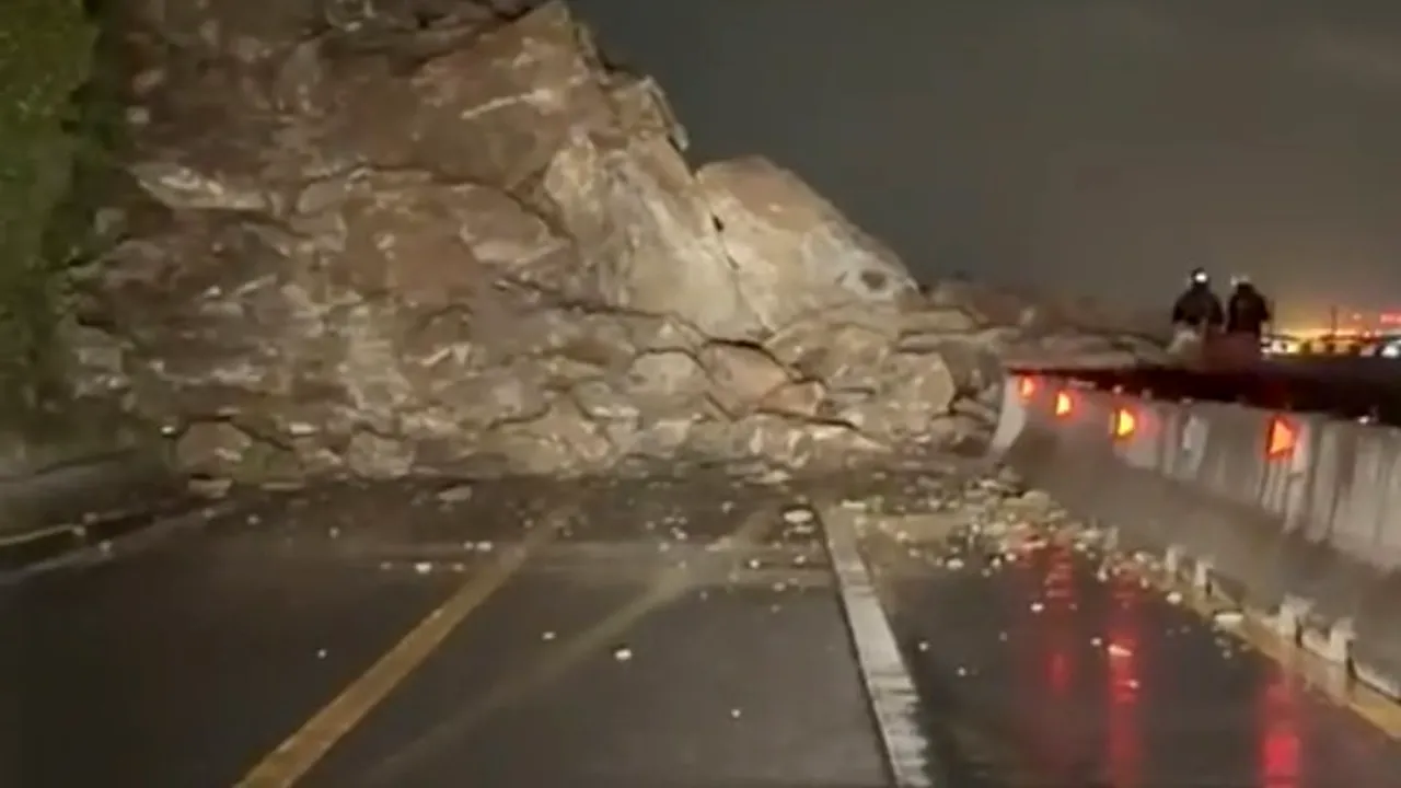 Panică pe coasta Liguriei: alunecare de teren lângă Genova, trafic blocat