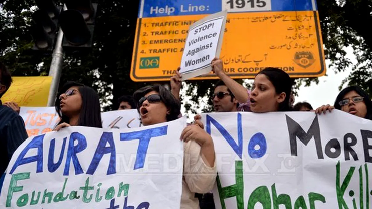 Arestări în Pakistan, după ce o tânără însărcinată a fost ucisă cu pietre de propria familie