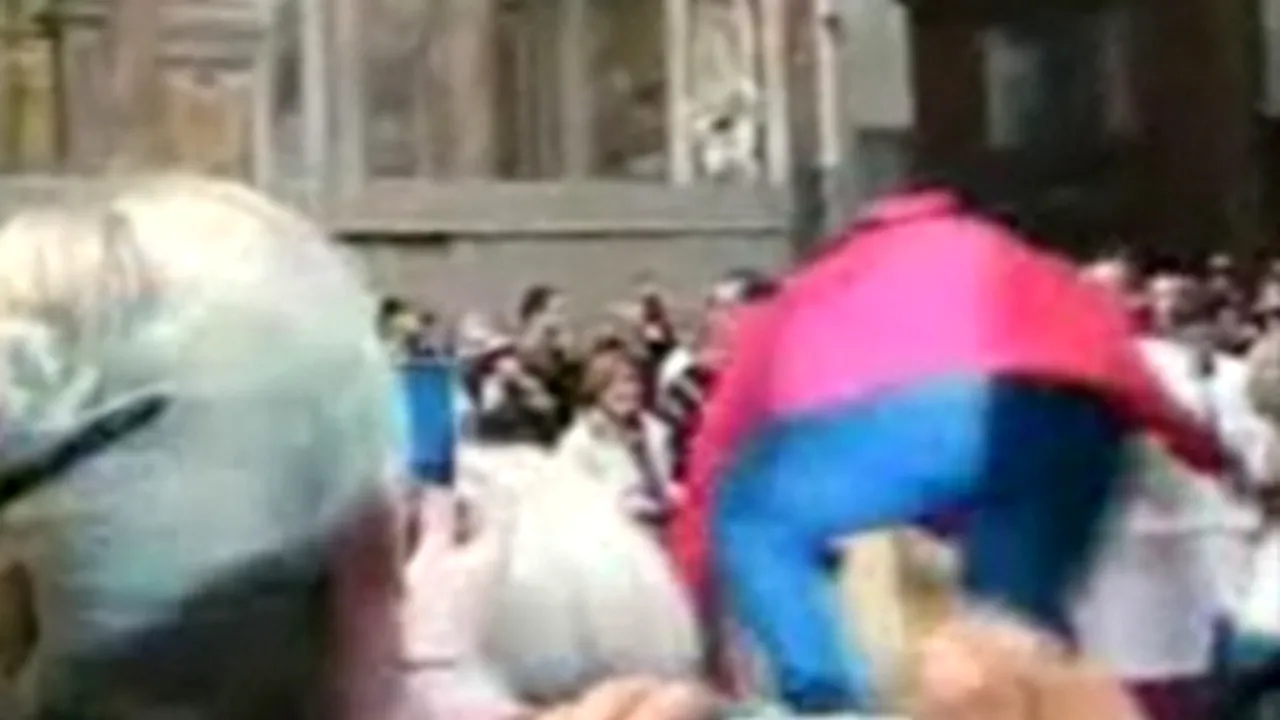 Tânăra care l-a agresat pe Papa Benedict al XVI-lea susţine că nu voia să îi facă rău - VIDEO