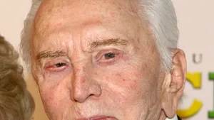 Kirk Douglas şi-a fracturat un picior