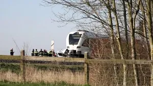 ACCIDENT FEROVIAR în Olanda: Cel puţin două persoane şi-au pierdut viaţa în urma coliziunii unui tren cu un microbuz care transporta elevi