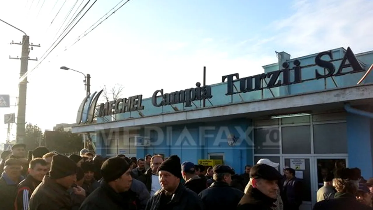 Protest al foştilor angajaţi ai Mechel Câmpia Turzii cu un sicriu, lumânări şi o coroană de flori