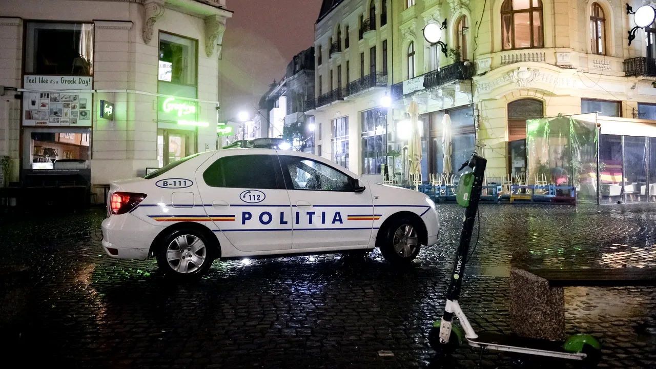 Un tânăr beat a avariat trei maşini. Un autoturism a fost incendiat, altul a rămas fără geamuri