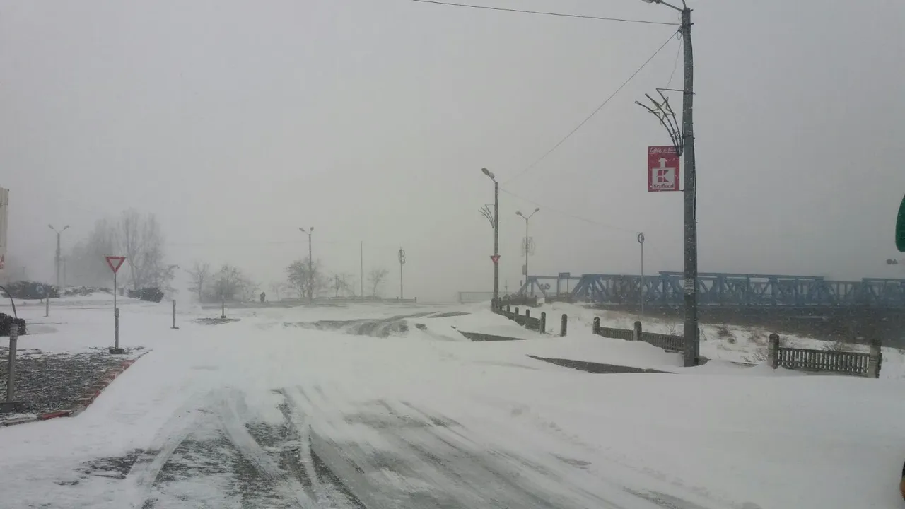 UPDATE Situaţia actualizată: Trei autostrăzi, 20 de drumuri naţionale şi 95 drumuri judeţene, închise din cauza viscolului/ Circulaţia autovehiculelor între România şi Bulgaria se poate face doar pe la Vama Veche