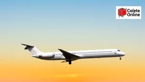 Avion de mari dimensiuni, transportat pe străzile Bucureştiului în noaptea de vineri spre sâmbătă