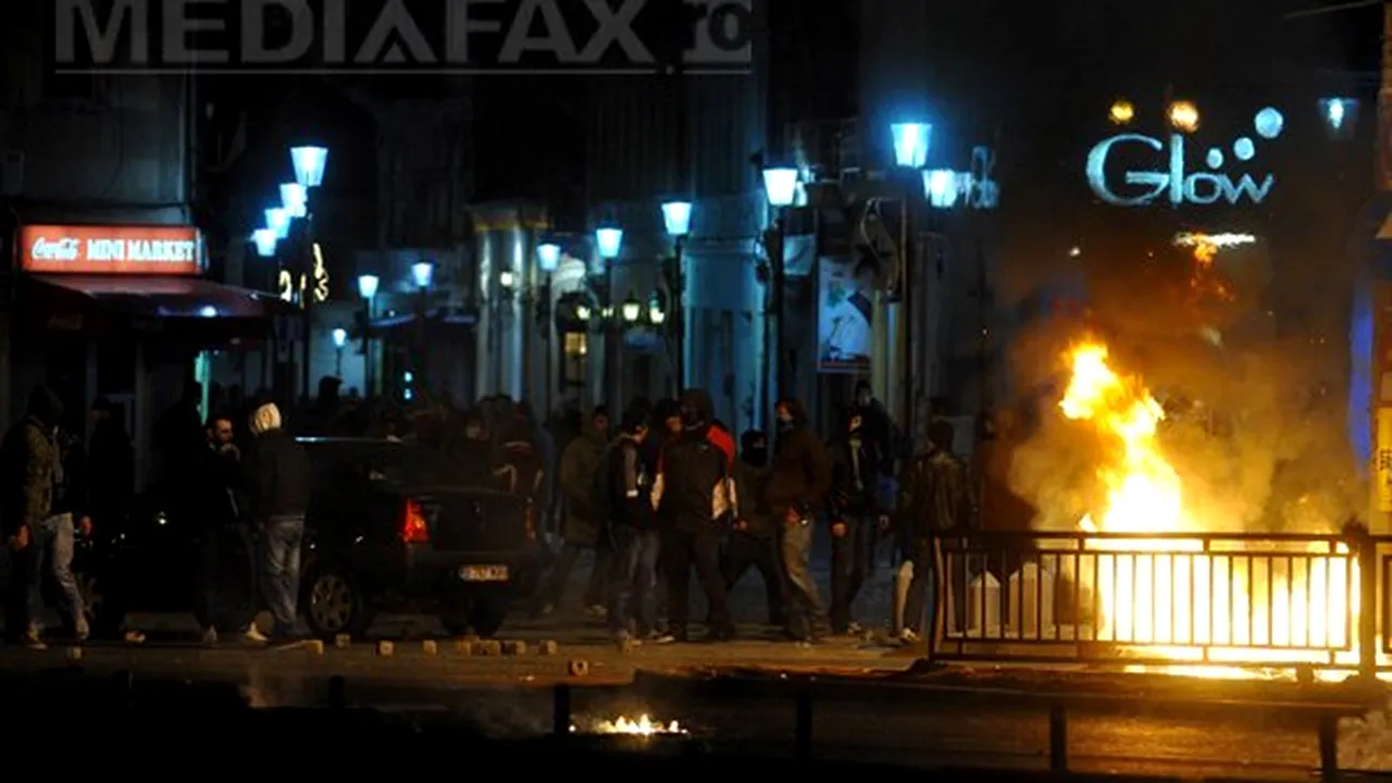 A treia zi de PROTESTE în Capitală: Incendieri şi vandalizări în Piaţa Unirii. Peste 50 de persoane au primit îngrijiri medicale - VIDEO, GALERIE FOTO