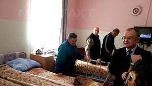 Cluj: Cadouri de Paşte, împărţite bătrânilor dintr-un azil de către primarul Emil Boc