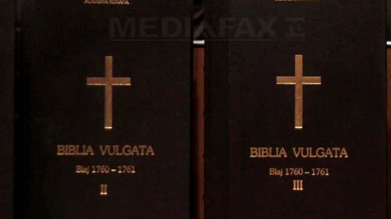Cea mai mică Biblie din lume se poate citi doar la microscop. Cartea este expusă la Bastionul Croitorilor din Cluj