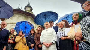 Viorica Dăncilă, prezentă la Mănăstirea Putna cu ocazia sărbătorii Adormirea Maicii Domnului | FOTO