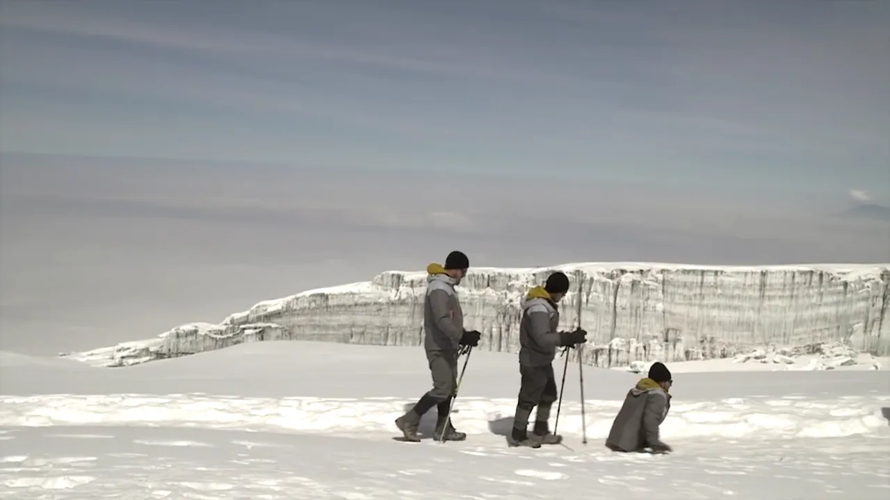 Povestea bărbatului fără picioare care a urcat pe Kilimanjaro prin forța mâinilor sale: „Am rupt patru perechi de mănuși”