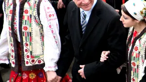 Băsescu s-a prins într-o horă la Facultatea de Mecanică din Cluj-Napoca